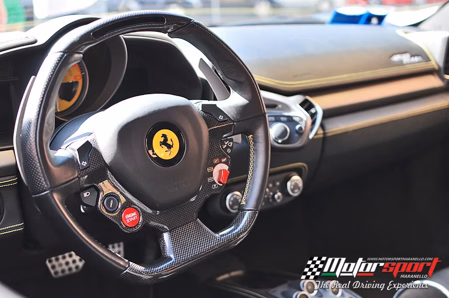 Ferrari 458 Italia test drive (2 lugares) 4 Detalhe do volante Ferrari 458 Italia