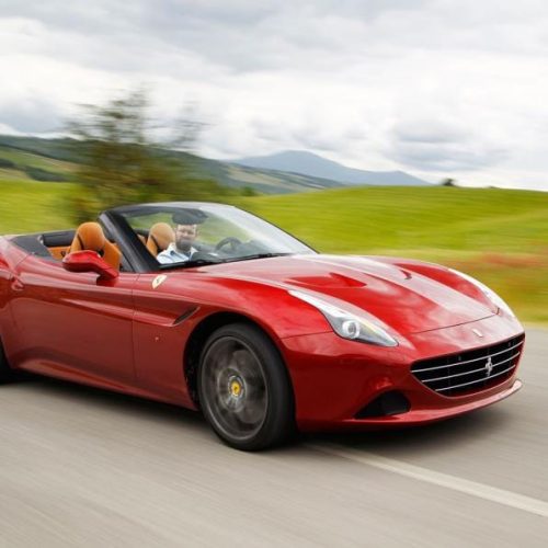 Ferrari California T nas ruas de Maranello