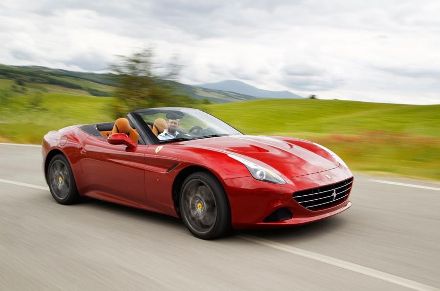 Ferrari California T nas ruas de Maranello