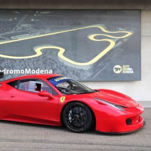 Test Drive Desafio Ferrari 458 em pista de corridas