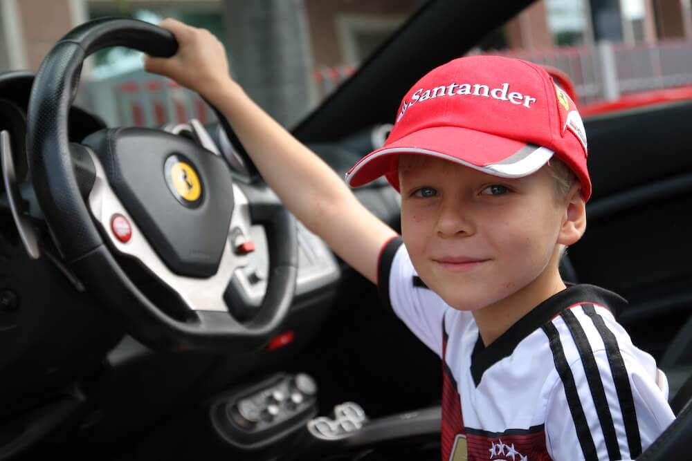 Test drive com passageiro: leva uma pessoa especial contigo 4 test drive ferrari con bambini a bordo